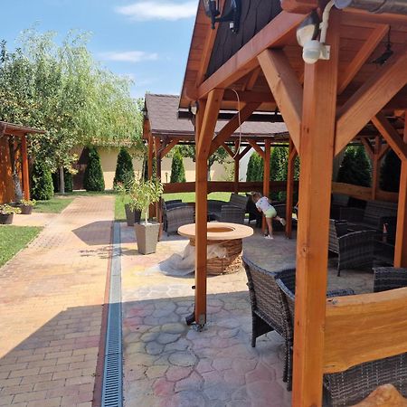 Holiday Apartmanhaz Gyula Exterior photo
